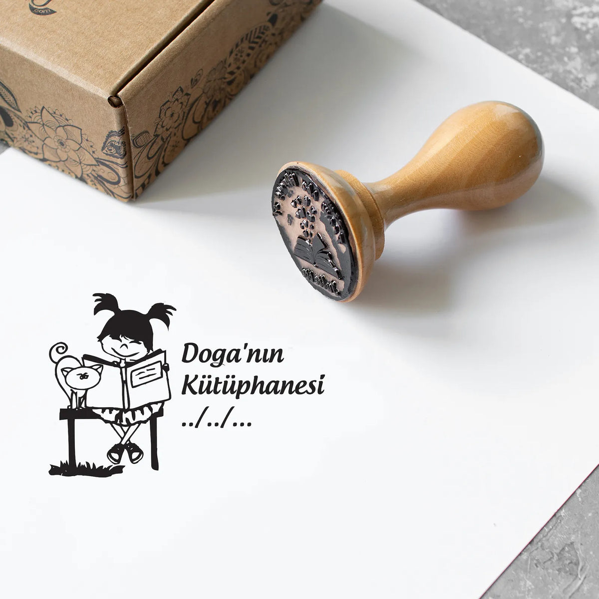 Kitap Okuyan Kız ve Kedili Mühür