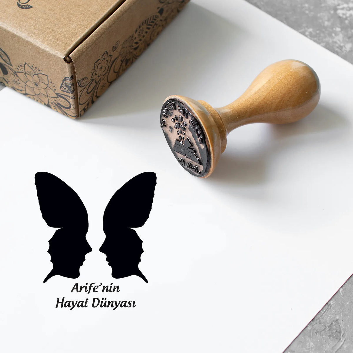 Kadın ve Kelebek Kitap Mührü