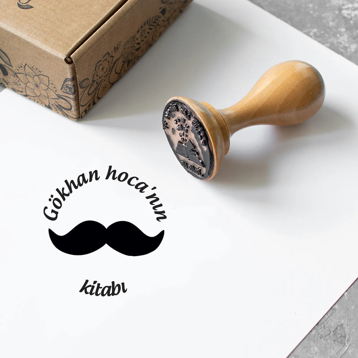 Bıyıklı Erkek Kitap Kaşesi