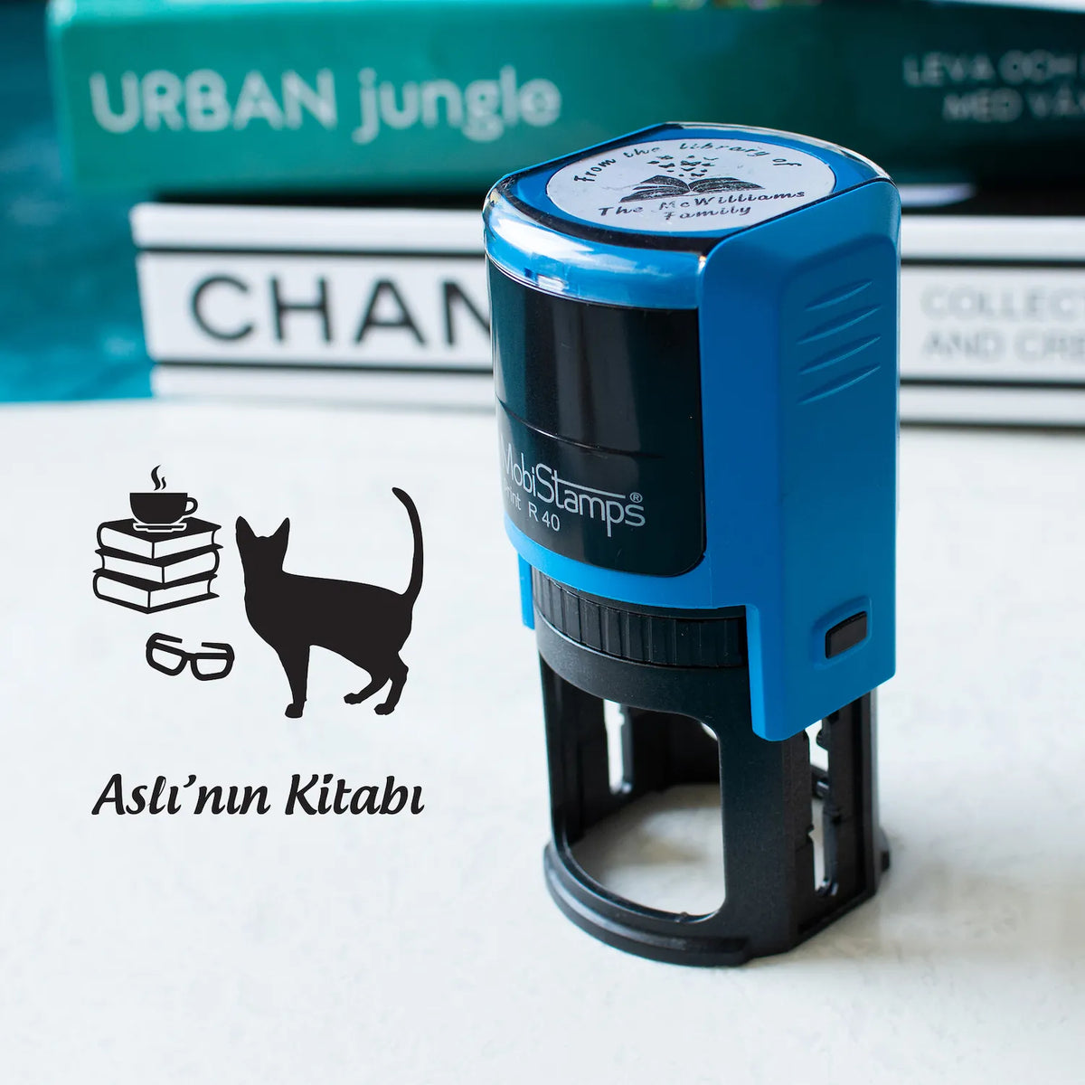 Kitaba Bakan Kedi Mührü