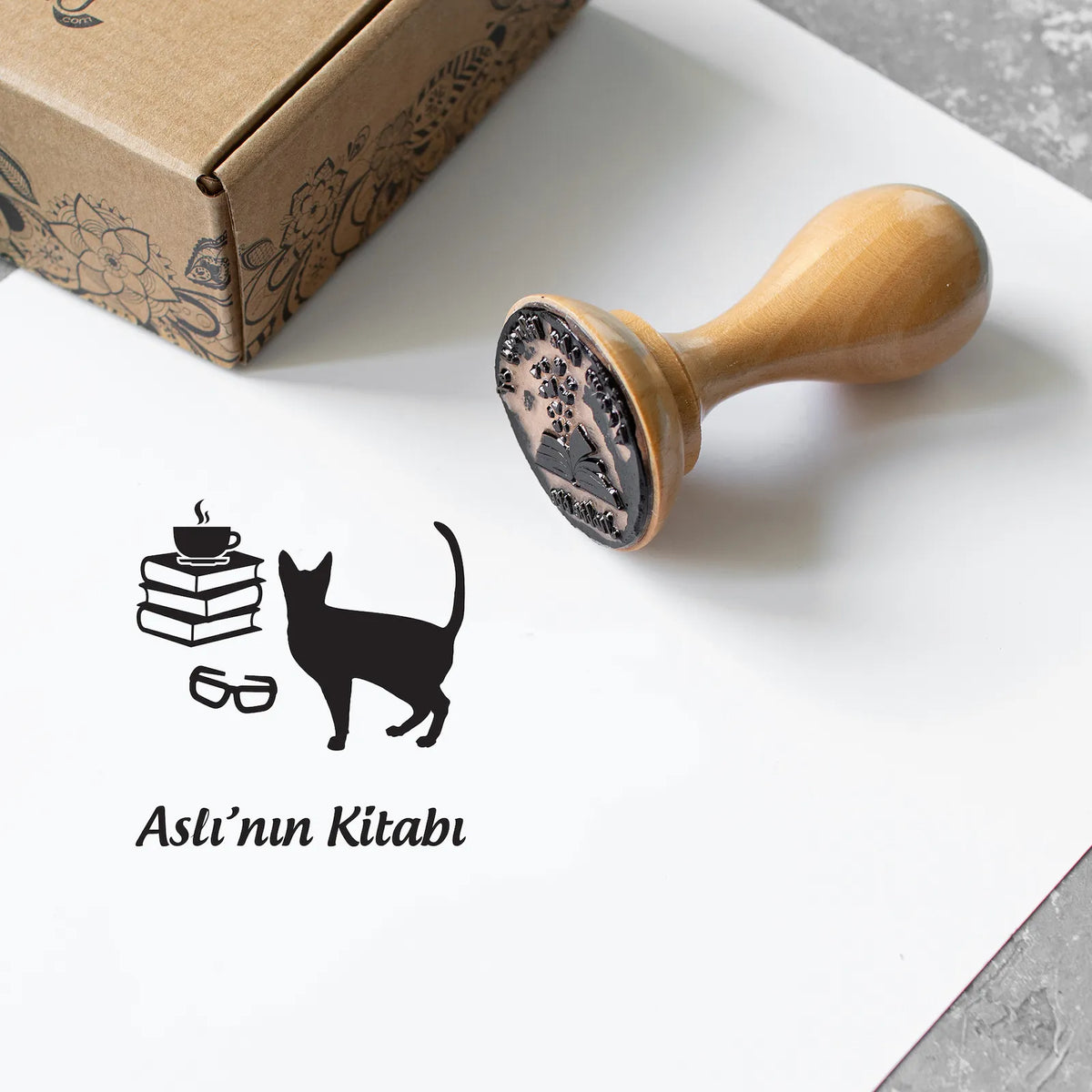Kitaba Bakan Kedi Mührü