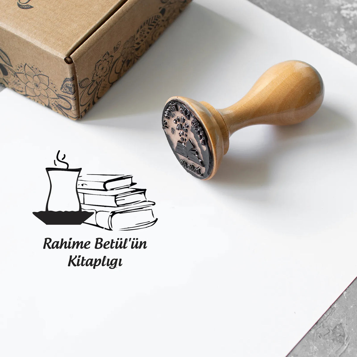 Çay Bardağı ve Kitap Damgası